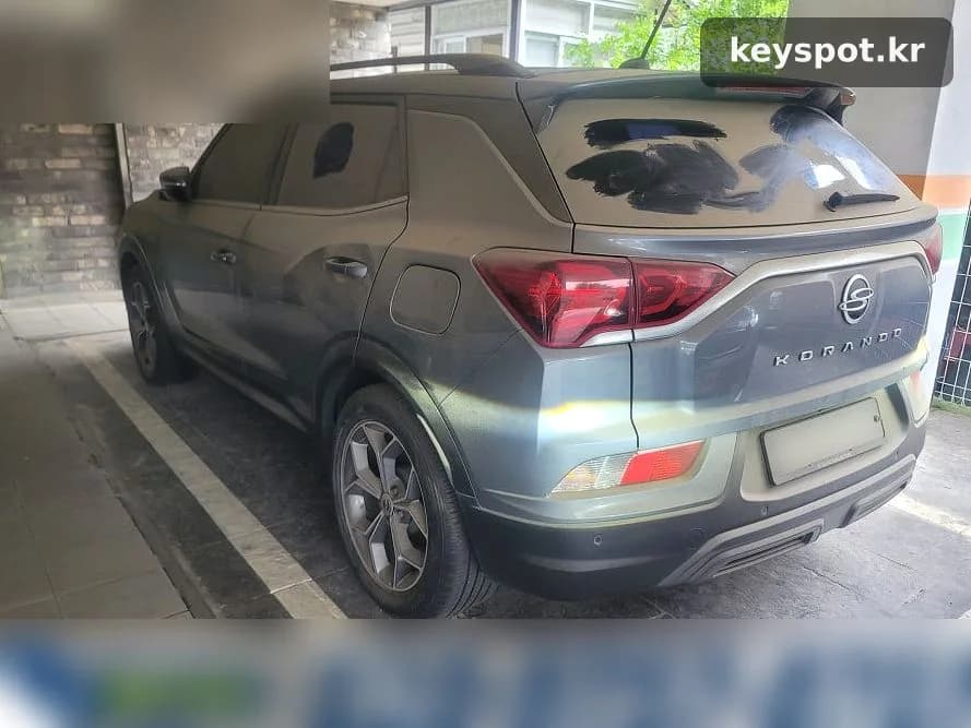 먼지 쌓인 코란도, 견인 전 열쇠구멍으로 개문