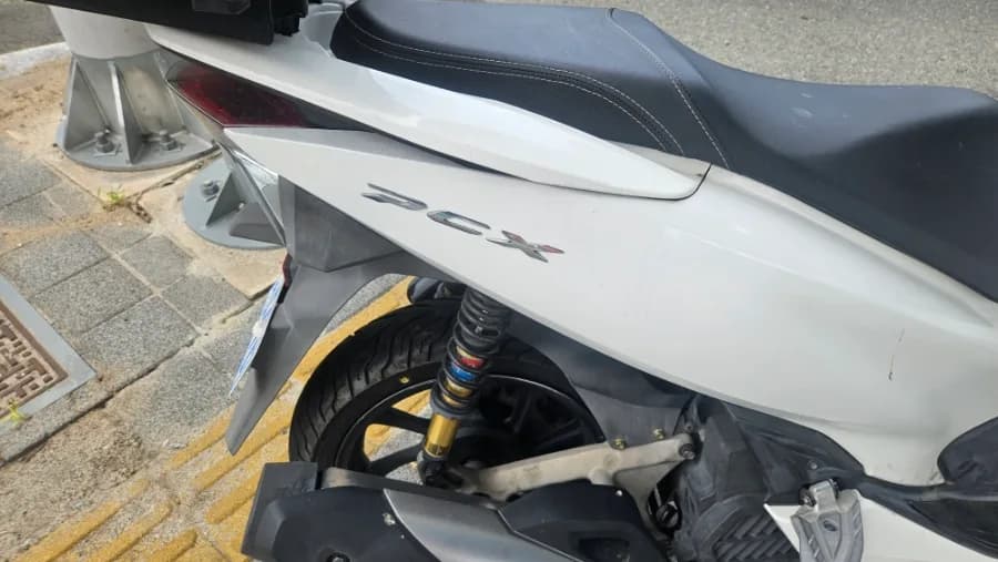 혼다 PCX 예비키 없어 안장 열고 현장서 키 제작